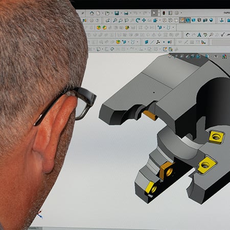 tecnico che lavora al cad